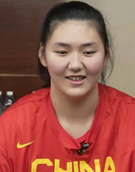 中国女篮新星张子宇：从天才少女到赛场传奇的成长之路

张子宇，这位身高2米23的
