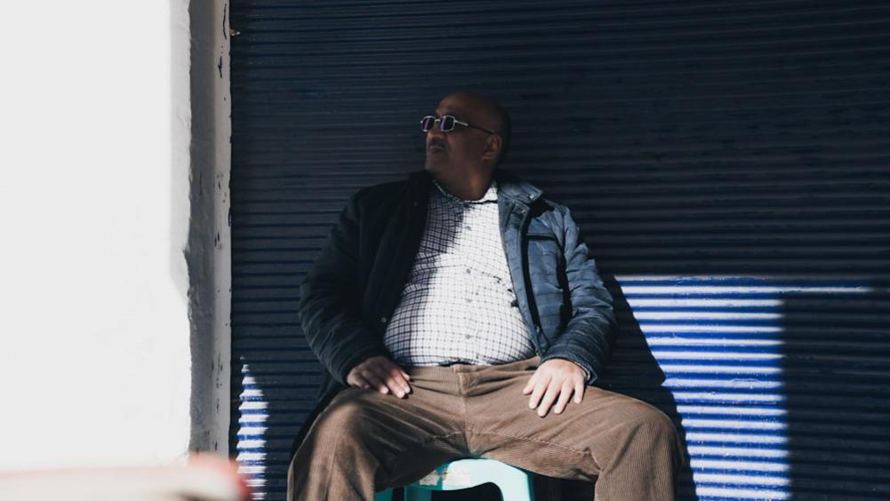 男子在机场18年不上班不回家，真相揭开竟让千万网友泪目