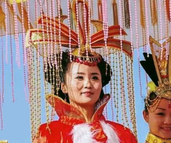 耶律阮跟随着叔叔辽太宗一路杀进汴京，攻破了后晋的皇宫。他持刀踏进宫门，却看上了一