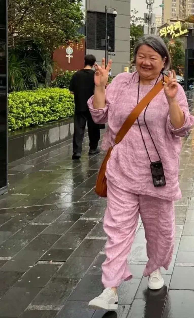 近日，曾经的名媛才女、大导演陈凯歌的前任洪晃现身广州街头，一身粉色的大妈中式连襟