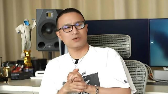 汪峰00: 48的时发布了澄清文案，并配上了和女友的亲密合影