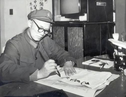 1980年，钟伟少将被平反后，找黄克诚要他的老房子，黄克诚大骂：我看你是越老越糊