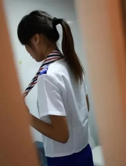 湖北通山，男子跟女子玩完游戏，莫名其妙动了窥探对方私生活的想法。男子利用事先偷配