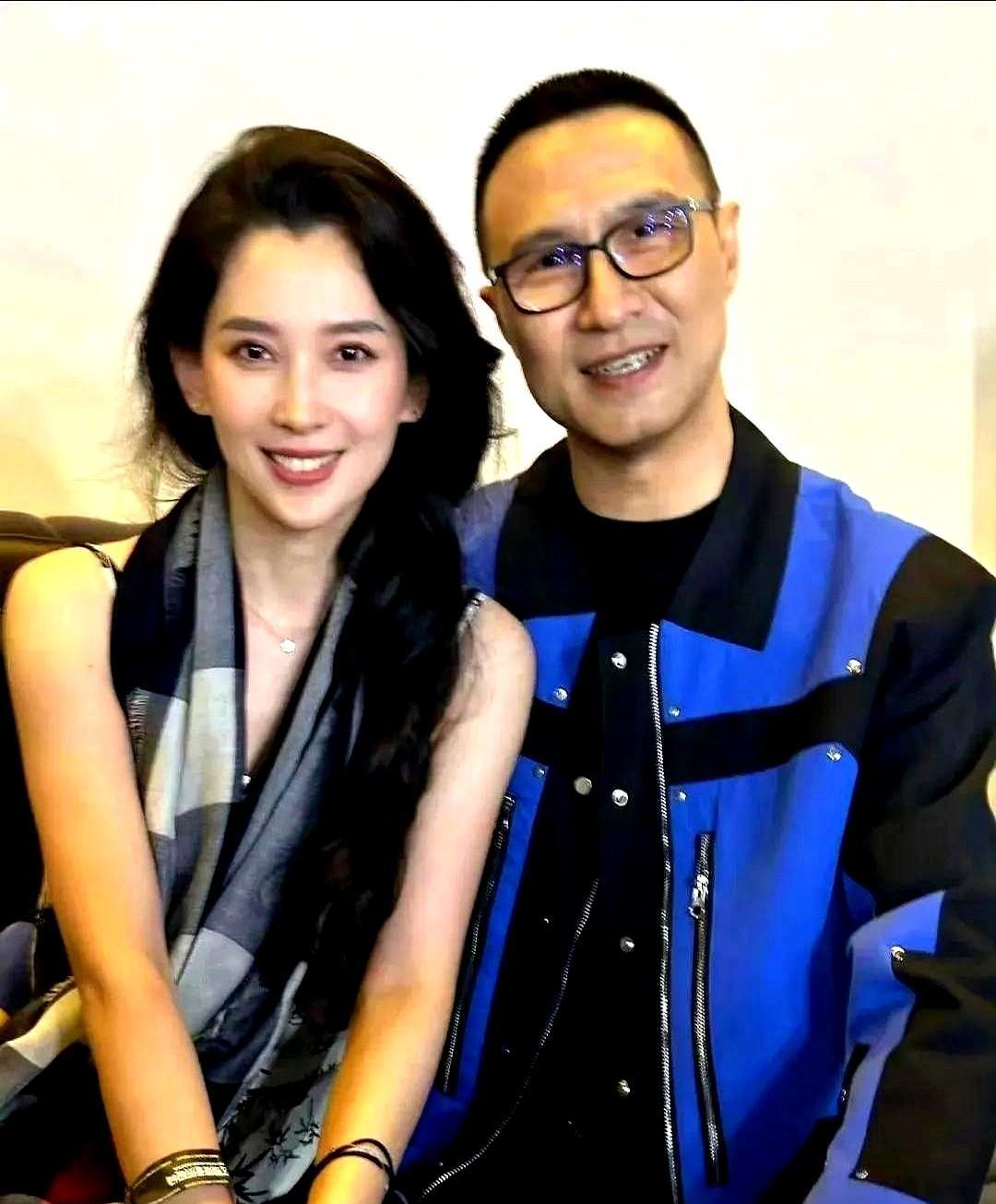 当森林北在哈密悄悄删掉和汪峰所有的官宣视频之后。
不过这姑娘是真能憋大招，冷不丁