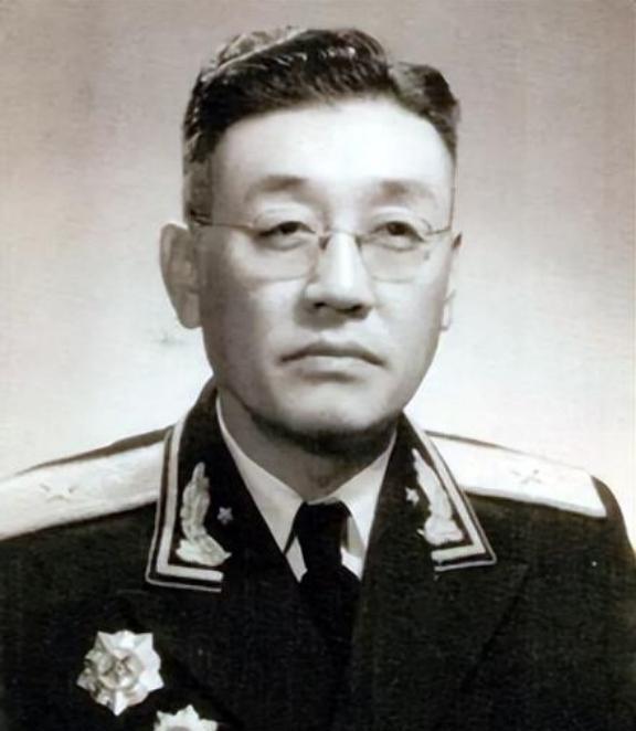 贺晋年，1910年生于陕西子长，1928年入党，1930年参加红军，是陕北红军的