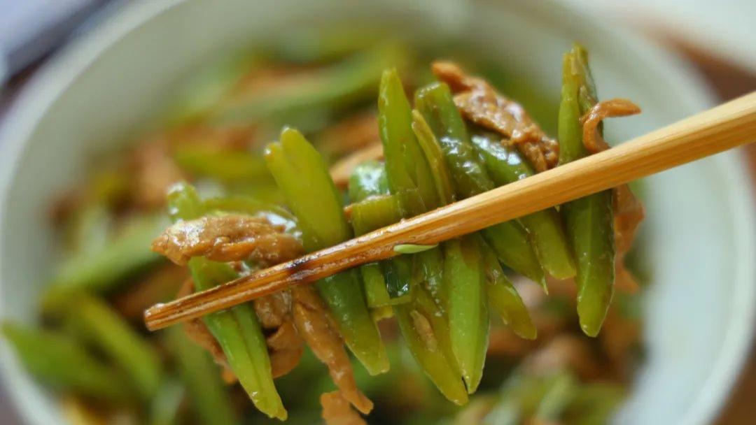 气候干燥闷热，要多吃这道爽口下饭菜，简单炒一盘，高纤维低热量