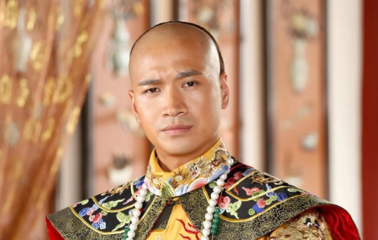 为什么清朝如此不堪，还能存在两百多年？

是因为清朝皇帝都很勤政吗？不，是因为运