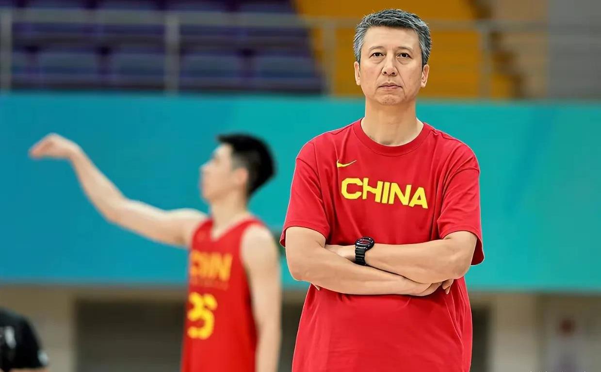 在比赛中两三次快攻时都不传球，自己攻还进不中，郭指导你就那么固执，你离宫指导的成