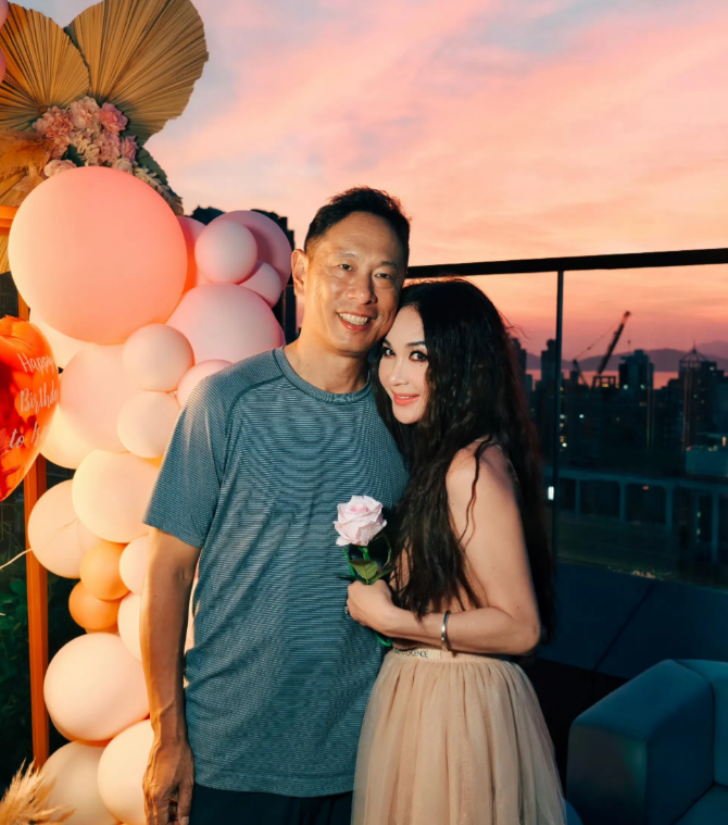 小时候看温碧霞演的妲己，真是被吓得不轻。转眼间，温碧霞已经59岁了，但依然风采照
