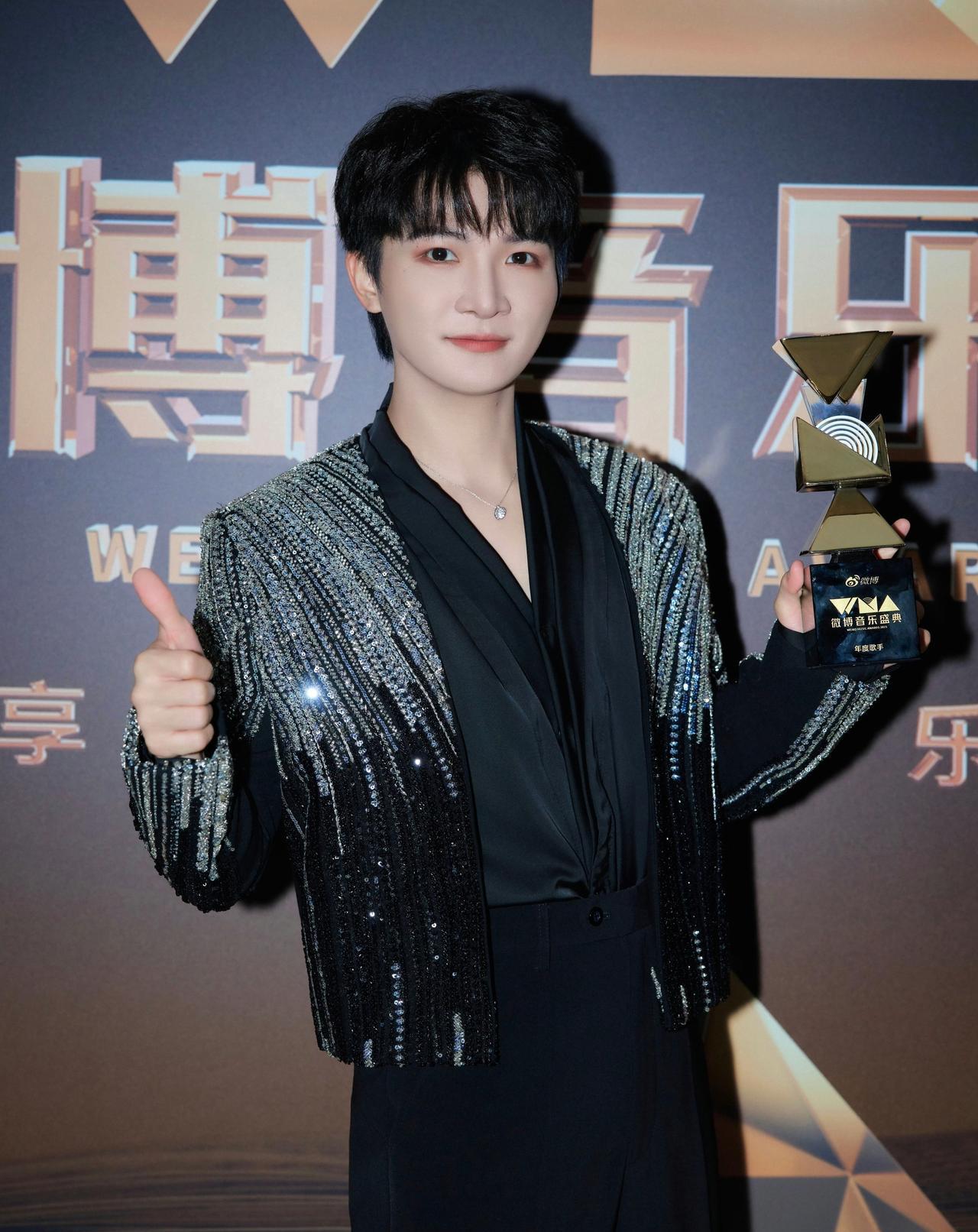 不得不说周深好会做人，这个咖位从头坐到尾！
小地瓜上看到的一篇帖子，是呀，周深如