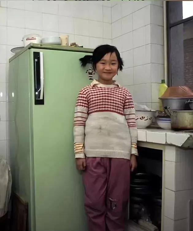 这张照片拍摄于1987年，四川省成都机车车辆厂家属楼里，职工女儿在家中的留影。那