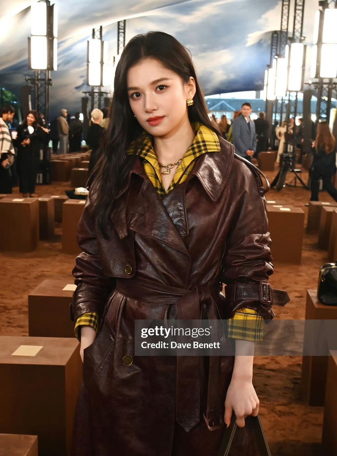 张婧仪出席Burberry 2026春夏系列时装秀，品牌大使第二次受邀亮相新季秀