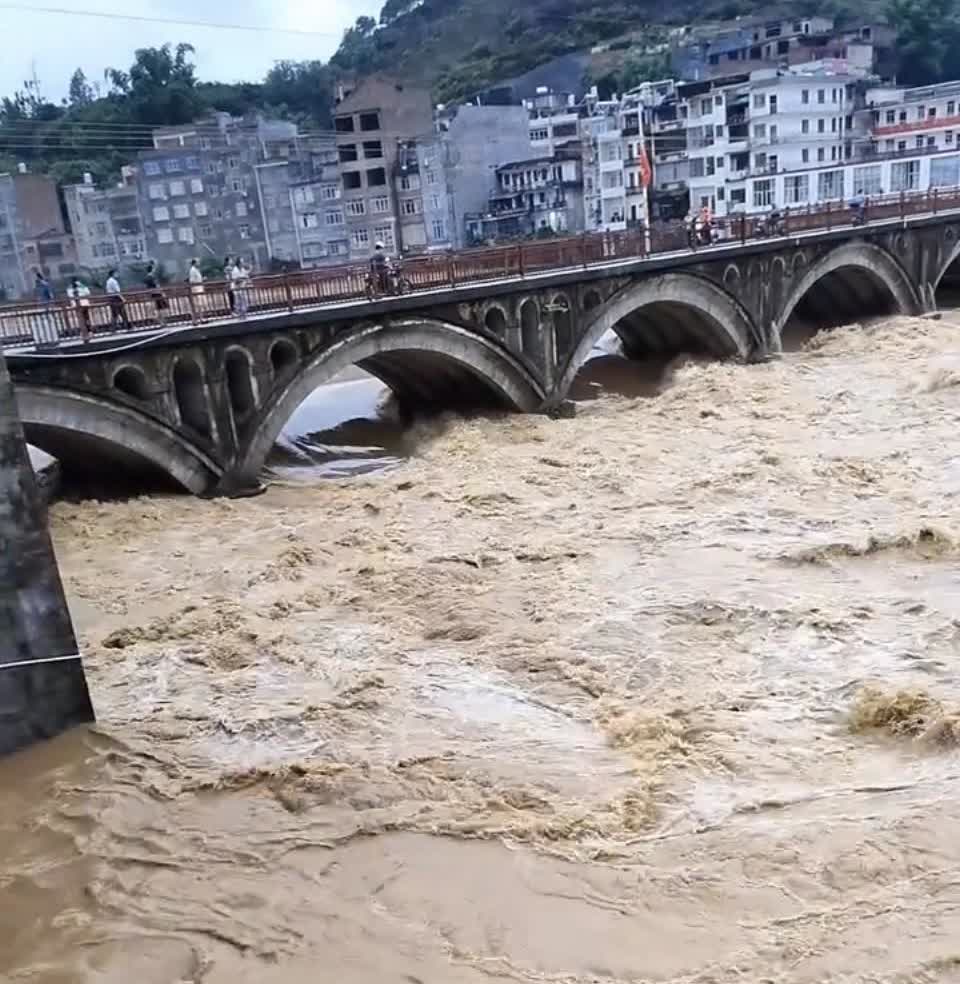 山洪暴发！洪水下多少家庭彻夜难眠？

山洪裹挟泥浆奔涌而下，洪水漫过街道、冲