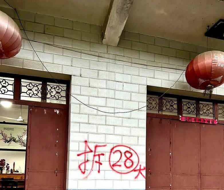 我的退休金每月只有1800元，儿子和儿媳看不上，直接把我送到了女儿家。

我