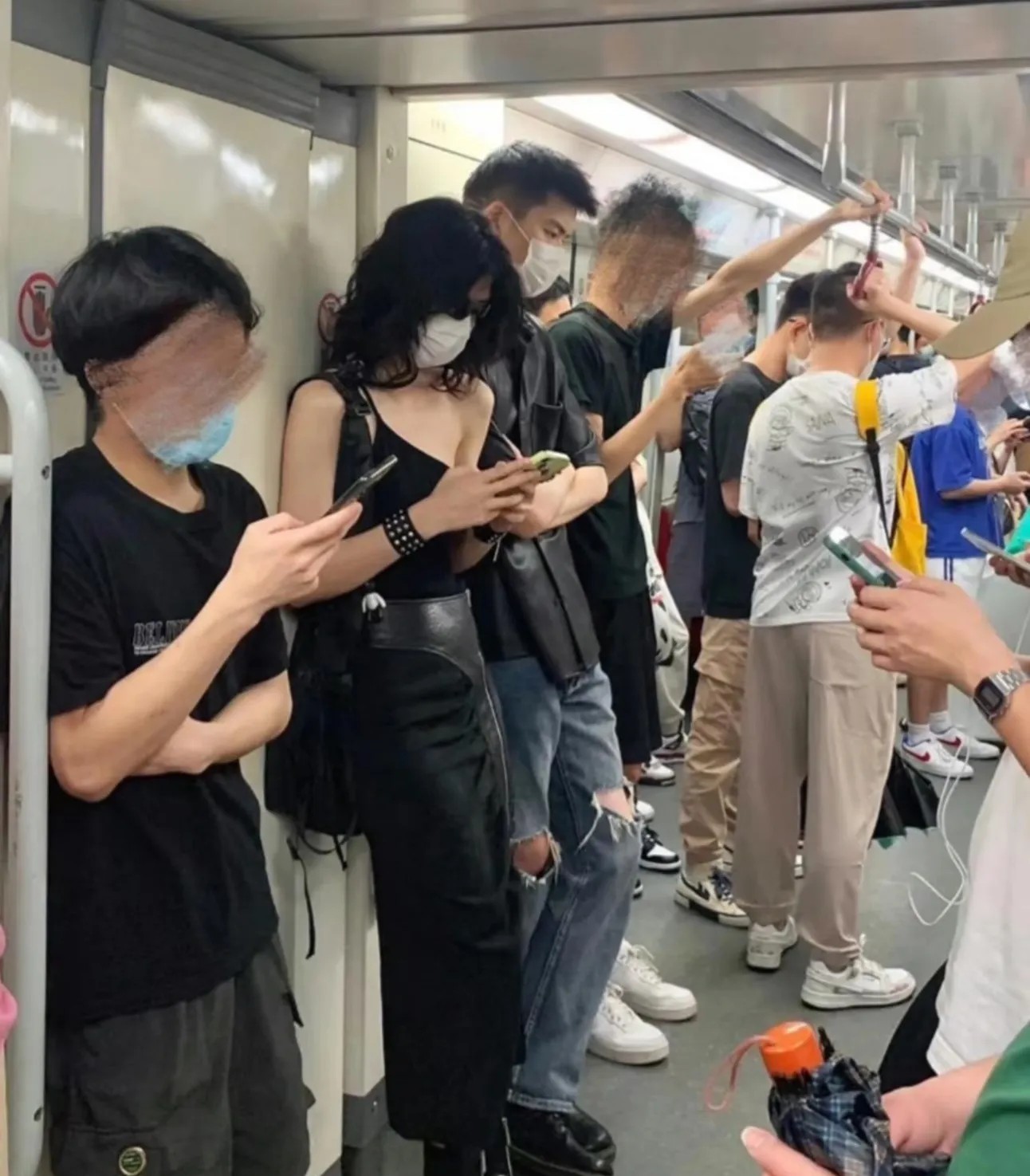 你以为你是明星啊，捂得严严实实的[抠鼻]