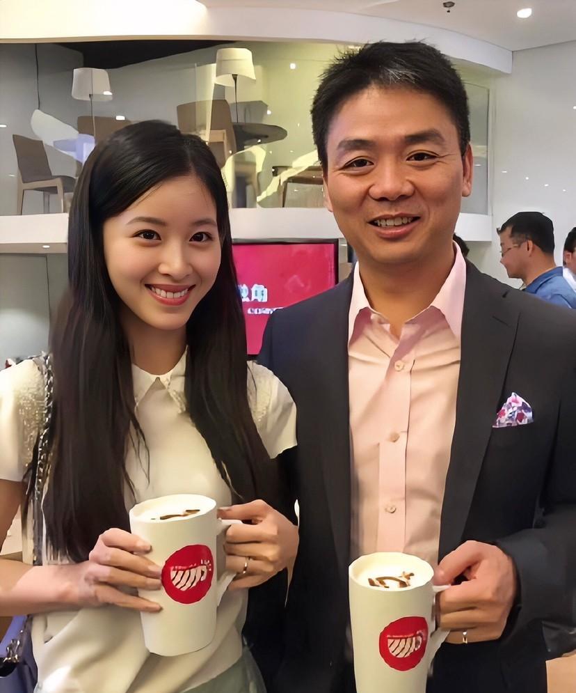 宗馥莉事件发酵后，
嫁入豪门的奶茶妹妹估计后悔了，
虽然她如今是正妻，可老公刘强