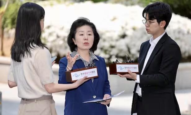 韩国特别检察组传唤涉嫌“介入提名”的前议员金英善，要求其于23日至24日到案接受