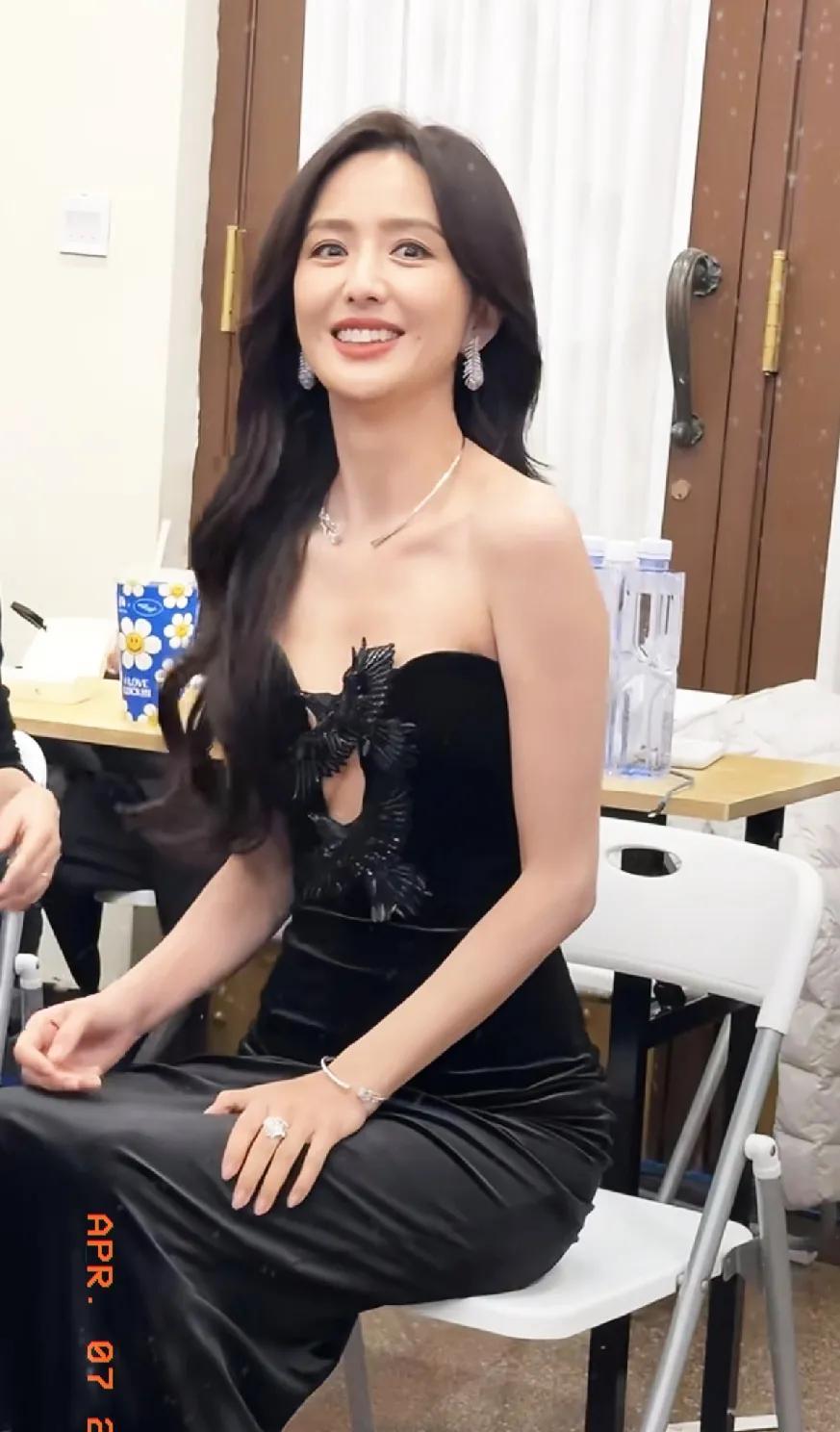 怎么会有这么美的女人！
陈思诚心可真大，
这么漂亮的媳妇一万个男人里面9999个