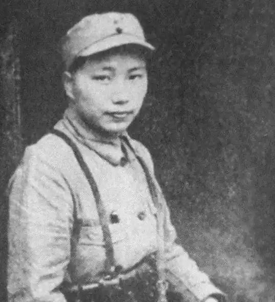 1940年，晋察冀军区，八路军女战士李开芬，一张罕见的留影，从她身上的装备看，她