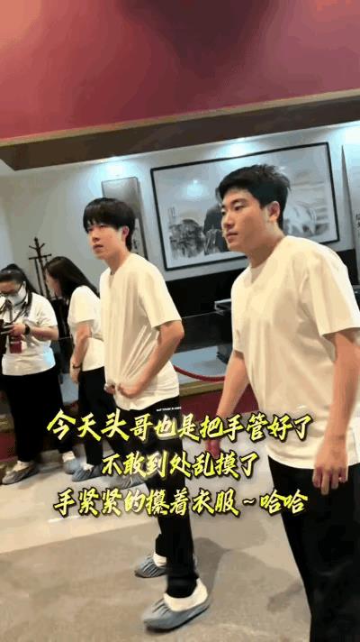 王楚钦两手攥着衣服，
你知道他为什么这样？[马思纯的微笑]
昨天他的手做事儿了！