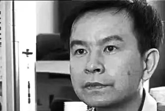 1992年，昆明公安局里一位年轻的犯罪嫌疑人趁警察不注意的时候，低头研究手铐，很