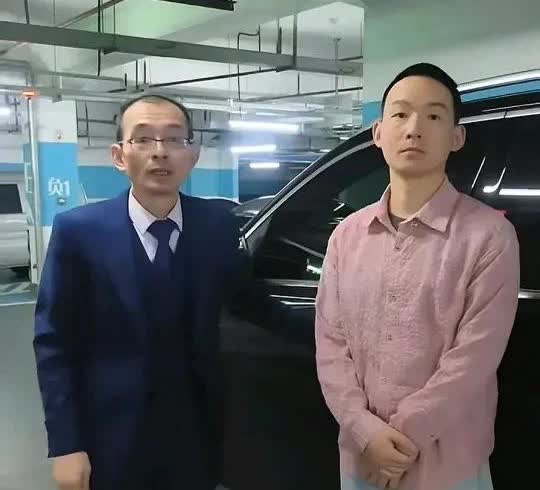 大家有没有发现，虽然谢浩男找回来了，但是这个亲生的儿子和他爸爸不是很像，但是他和