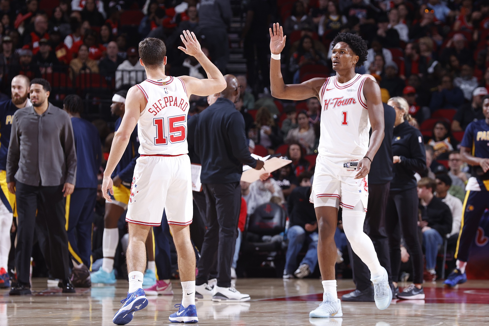 作为火箭队核心后卫，31岁的范弗里特的缺阵，让火箭队1号位的球员们无所适从。1号