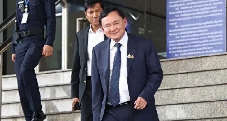 不得不由衷地佩服他信！
小女儿佩通坦被“叔叔”洪森如此对待，
但他信始终没有公开