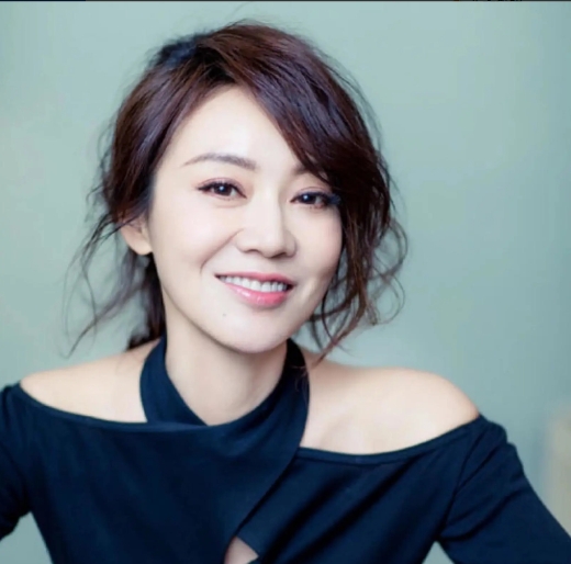 2004年，闫妮的丈夫邹伟突然提出离婚，他对闫妮说：“房子和车子都给你，100万