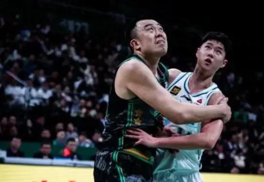 杨瀚森连38岁韩德君都安排不了，确实离nba比较远，怒我直言，打辽宁，又被老年韩