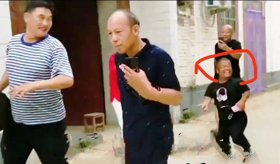 大衣哥朱之文要外出演出，随行人员早早出门，一出门就被村里人围着拍摄，其中一个个子