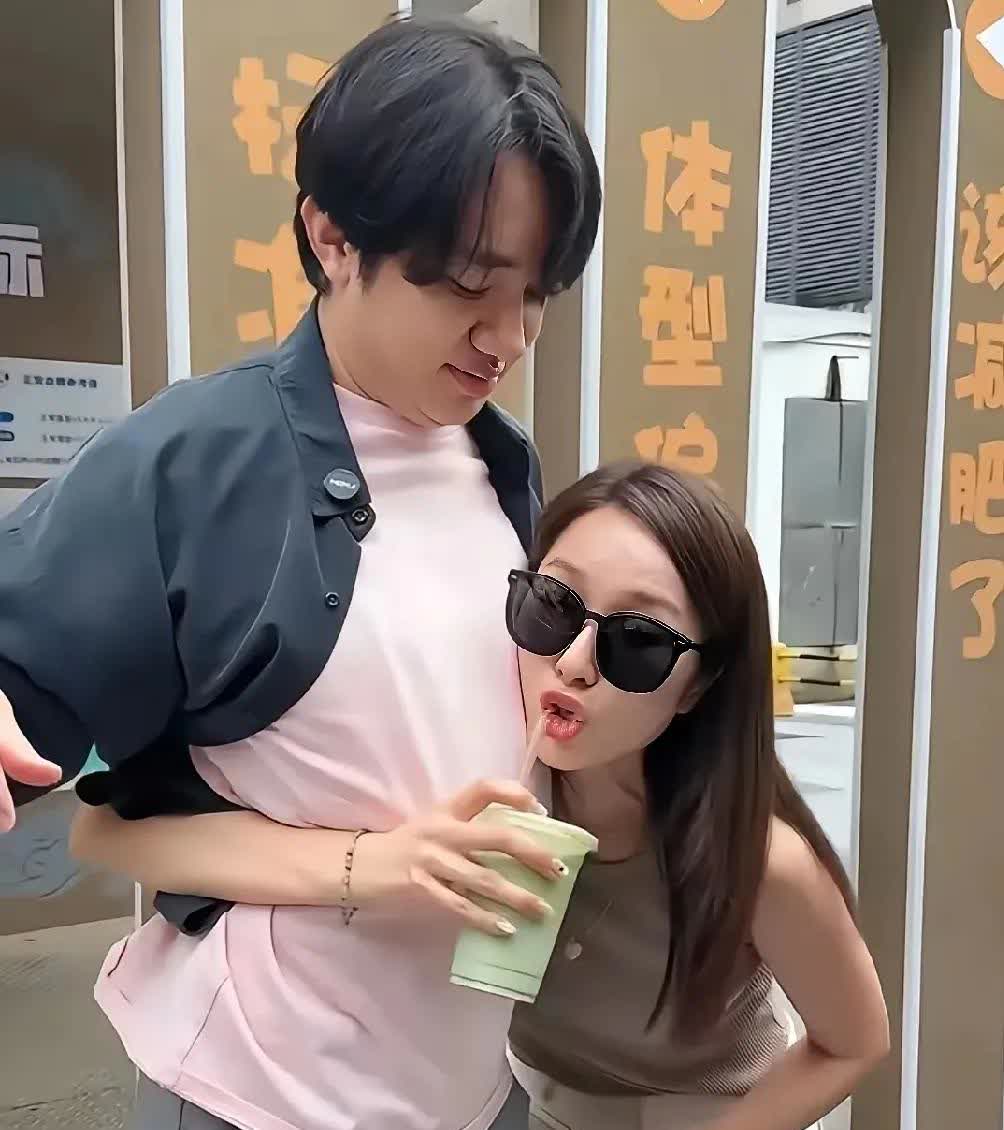 王祖蓝和李亚男，他们两个是汝河走在一起都，李亚男那么高那么漂亮，怎么会看上王祖蓝