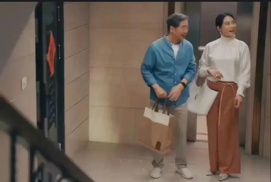 《我的后半生》
沈教授带乐水珊回家吃饭
全家人态度那是相当的一致他们都把这个长得
