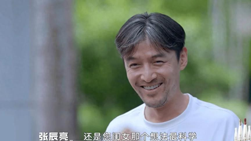 42岁胡歌这么多白头发了吗？头发白没事，只要不秃就依旧帅气！