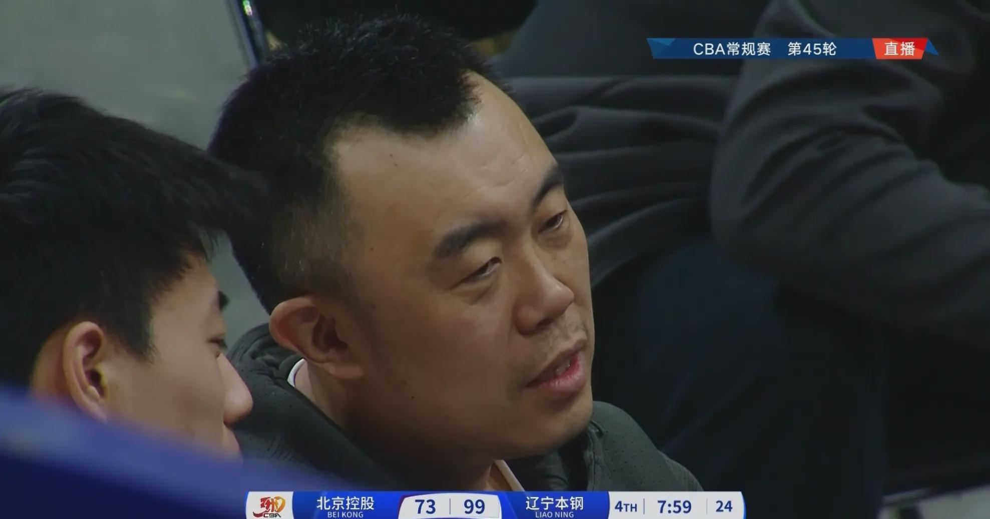 今日辽宁本钢对阵北京控股的比赛中，出现令人动容的一幕。第四节还剩7分59秒，辽宁