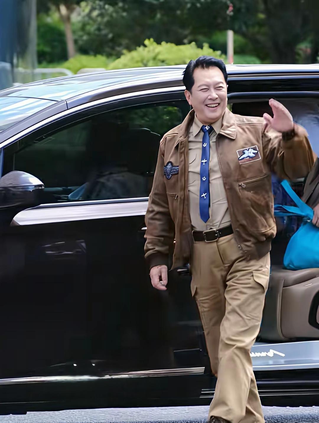 唐国强，一个73岁的老人，红光满面，步履矫健，声音宏亮悦耳。
      唐国强