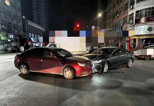 江苏苏州，一男子开车游玩，被代驾开车撞了，男子左侧车灯、保险杠等被撞坏，代驾全责