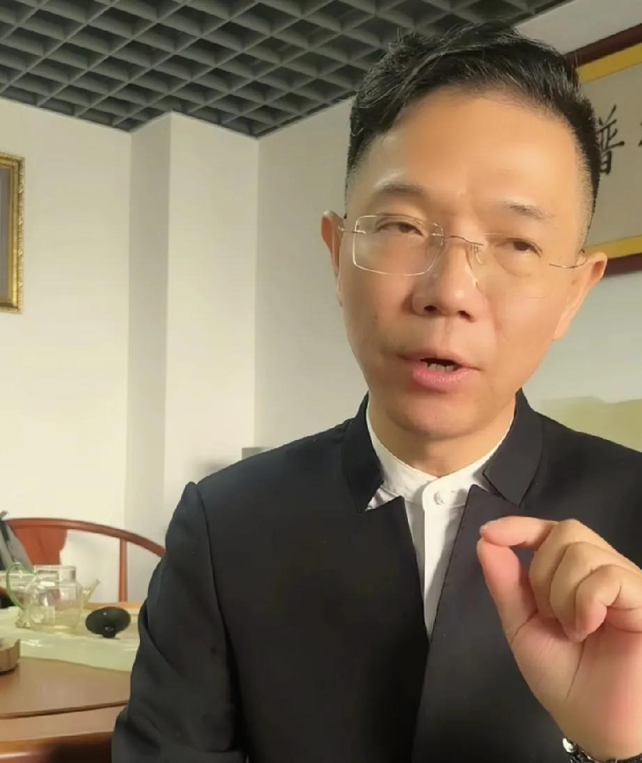 洋钉要喝茶了，茶水已给他准备好了。
很多主播都在分析说 ，那个洋钉的大好前程就毁