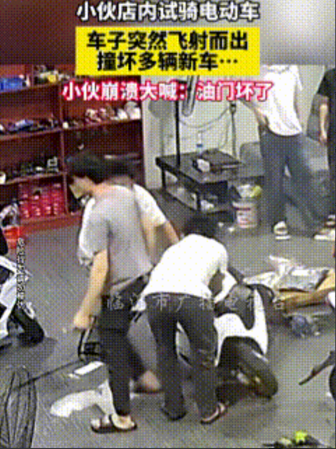 “油门坏了”！近日，小伙在店内试骑电动车，却因操作失误致使电动车飞驰出去。一瞬间