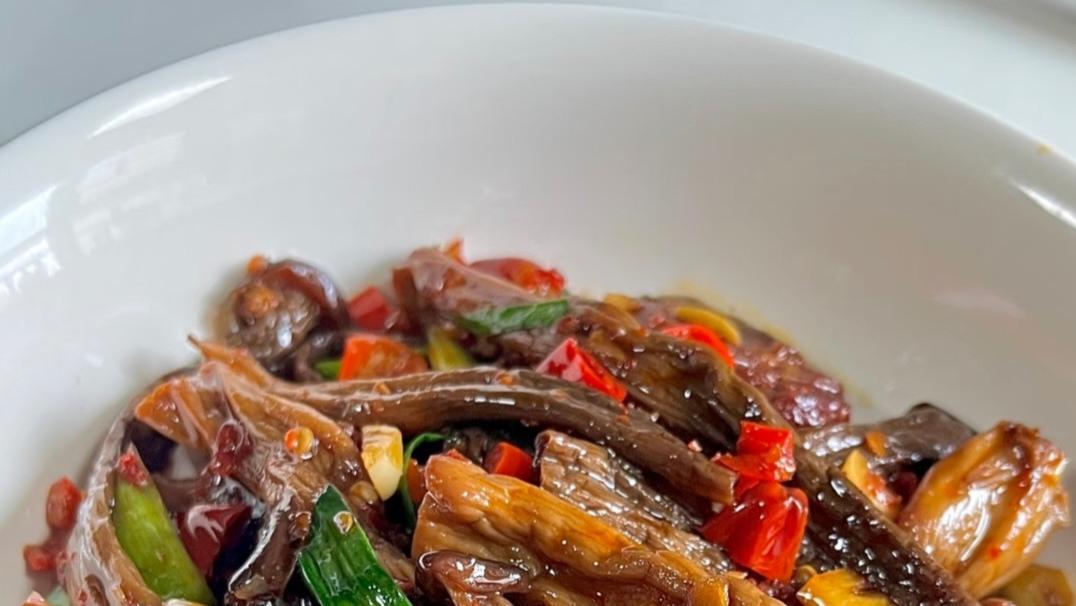 《答应我，试试这个鹿茸菇炒香肠！香香辣辣15分钟，米饭杀手太简单》