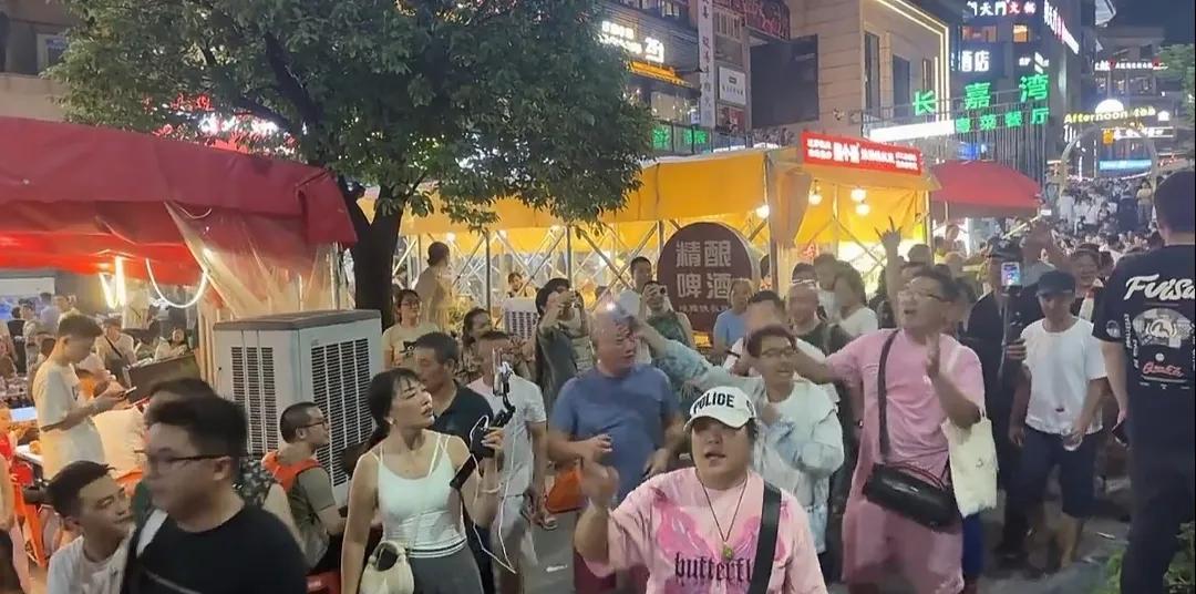 刀郎演唱会有多猛，大家一定想不到。
        昨天刀郎在重庆鱼洞华熙开演唱