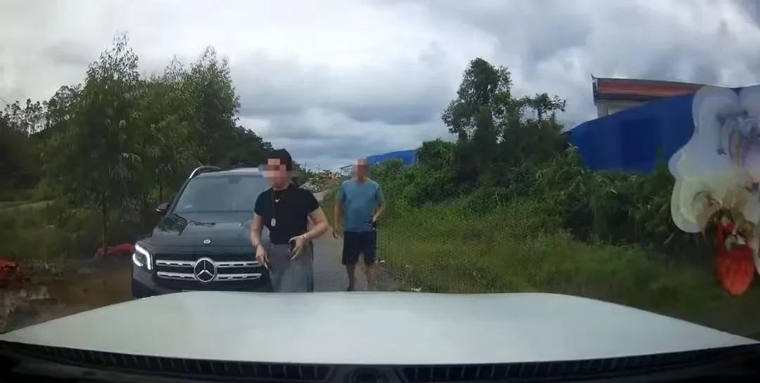 亮证女事件通报出来了
但我还有个疑点想问一下。既然都是未出五服的亲戚那么为啥还半