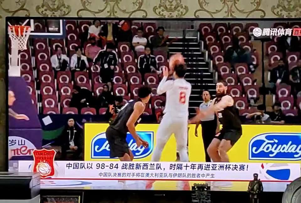 “说英雄谁是英雄！在这夜晚，中国队全队都是英雄！”#中国男篮 #赵睿 #中国男篮