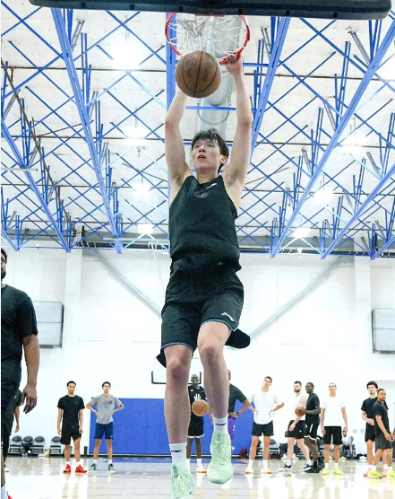 最近杨瀚森常规赛挣扎的表现，让不少人产生了他顺位不符的想法。他本来就不是即战力，