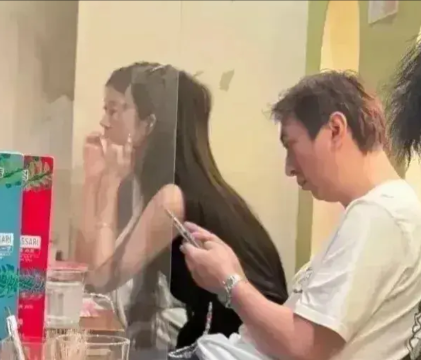 万万没想到！快40岁的王思聪又火了！他的公司被何猷君用37亿收购了，现在他整个人