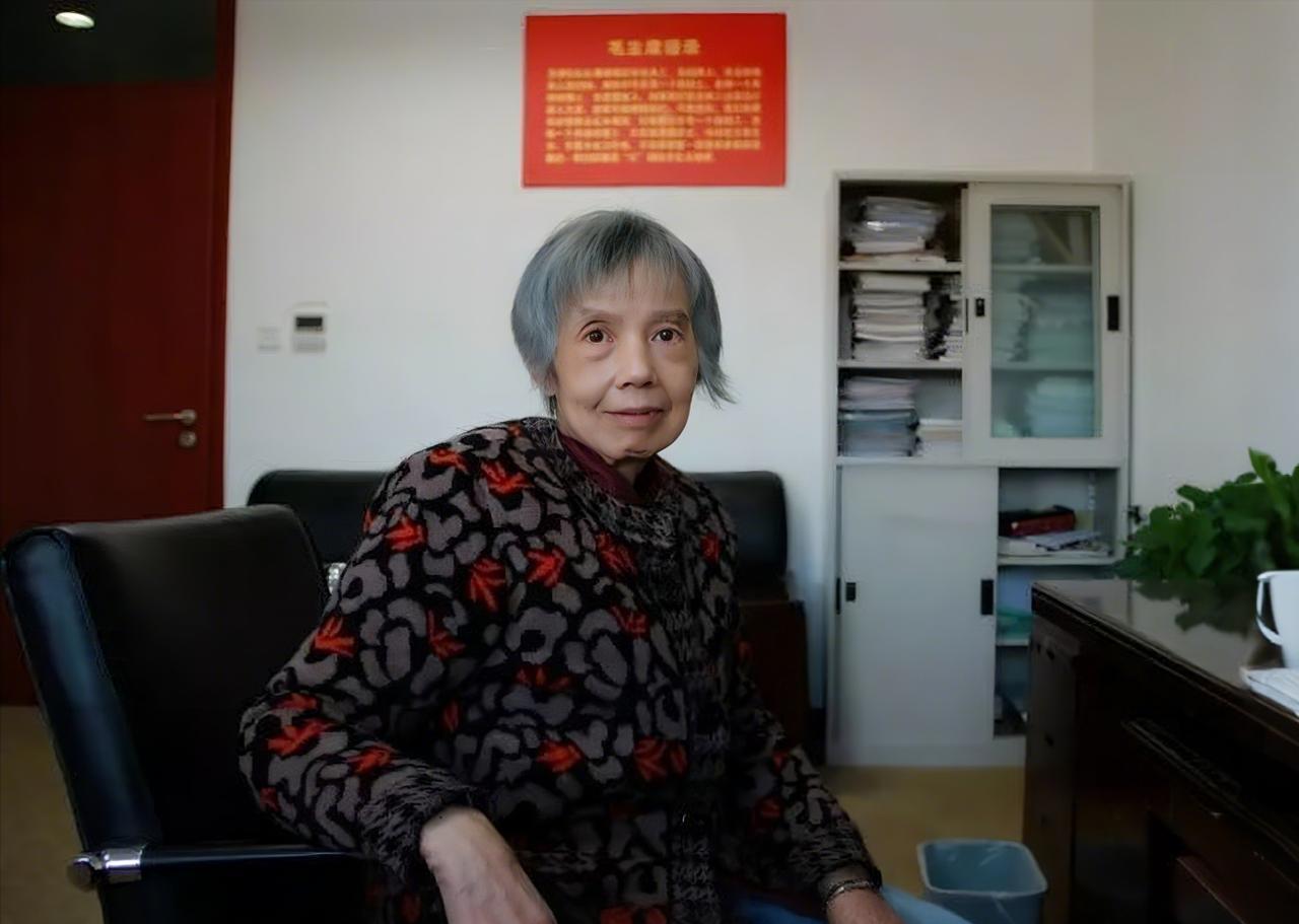 龙芯之母——黄令仪先生，一个也应该写进教材里的国士！她说：“我最大的心愿是匍匐在