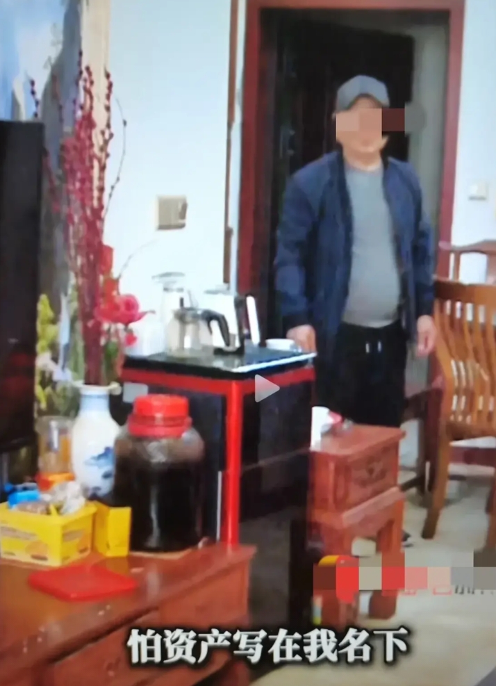 事发重庆，男子“姐弟恋”同居31年，工资全上交，女方突然猝死，其儿子对男子下逐客