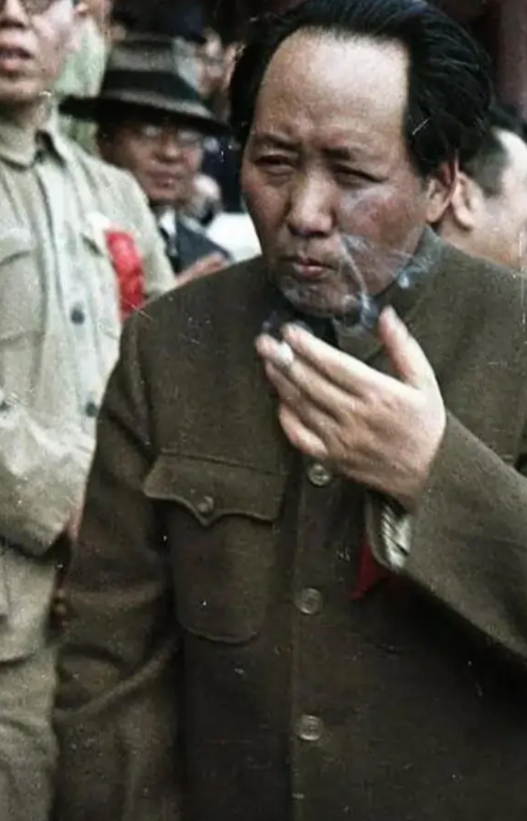 开国大典期间，毛主席抽烟的瞬间，看得出来，他很放松。

照片中的毛主席，56岁，