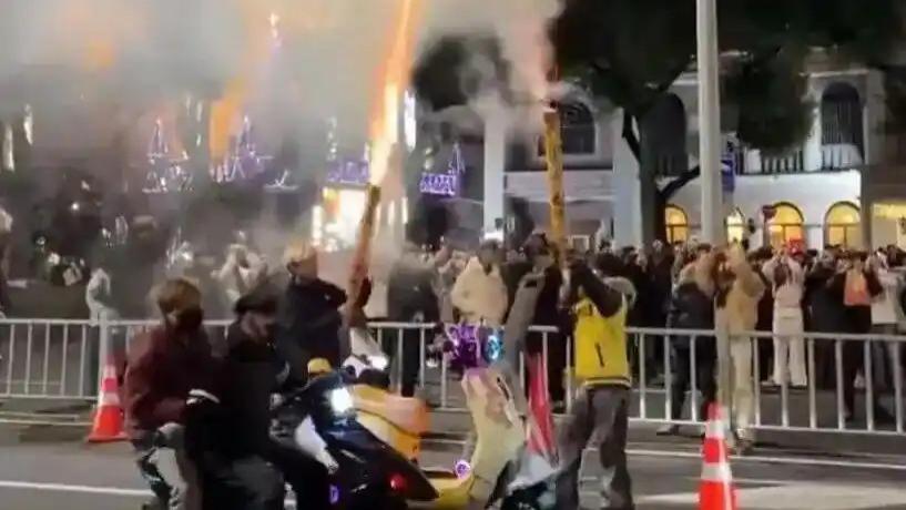 宁波两小伙跨年夜在人群旁燃放加特林烟花, 警方: 二人已被行政拘留