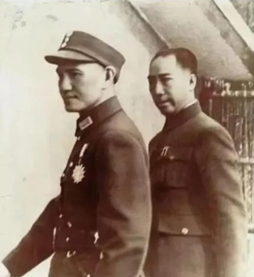 1945年，蒋介石见军统日益坐大，成立了一个五人小组进行监视。戴笠万万想不到，他